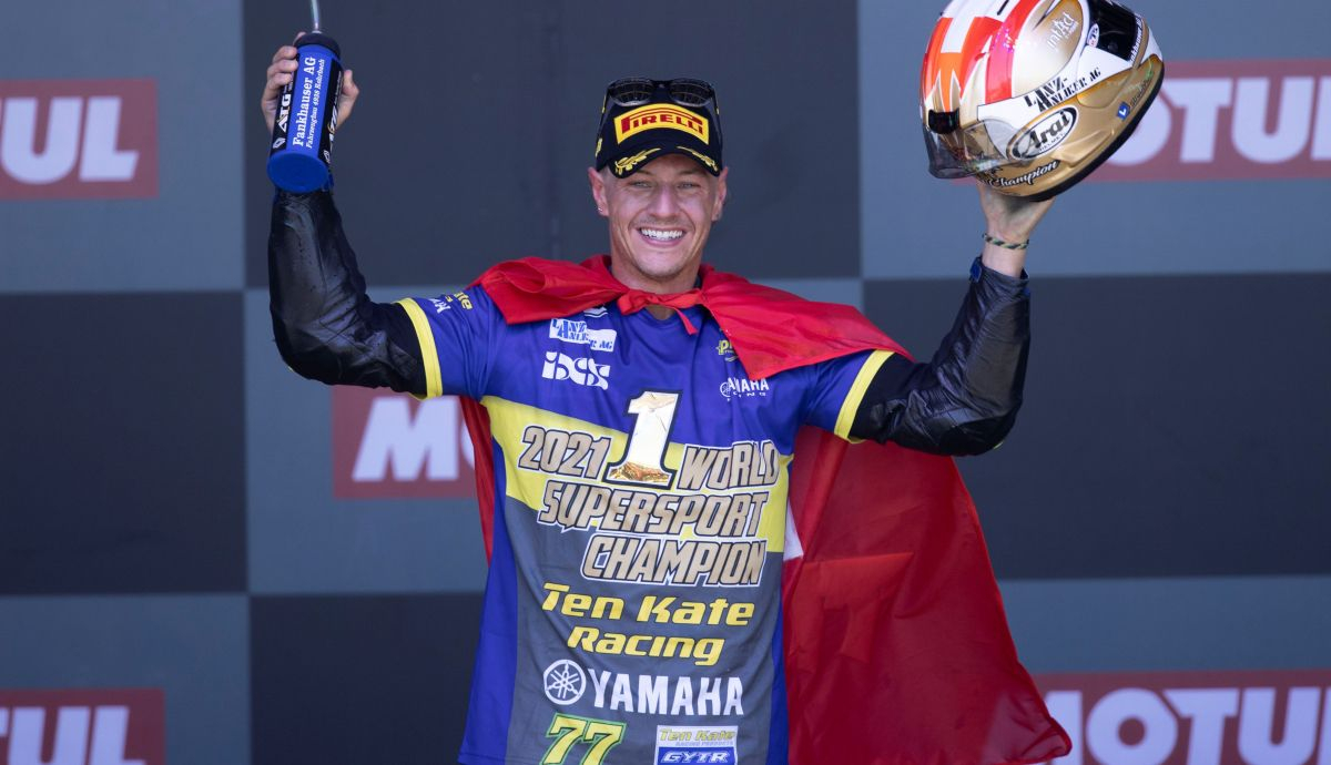 Dominique Aegerter festeja la consecución del título mundial de Supersport 2021