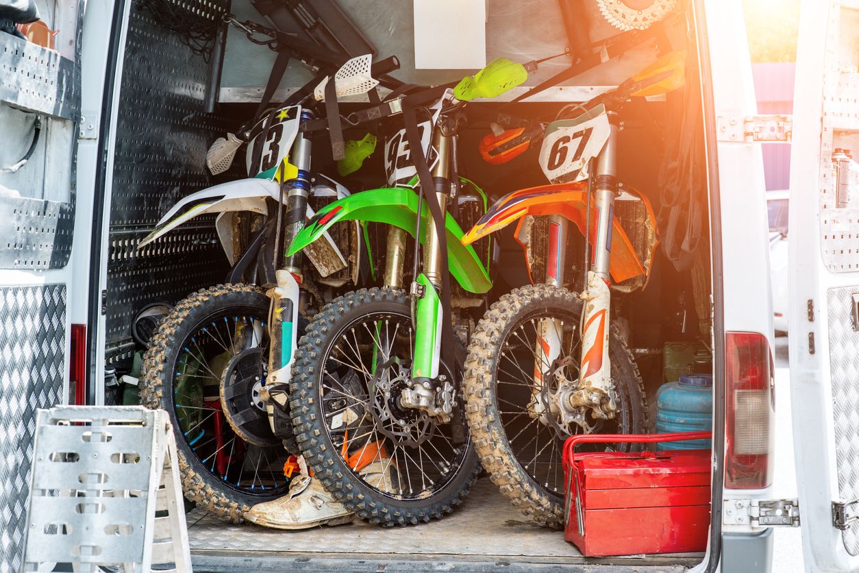 El alquiler de una furgoneta para llevar motos es habitual. Fuente: iStock/Kyryl Gorlov.