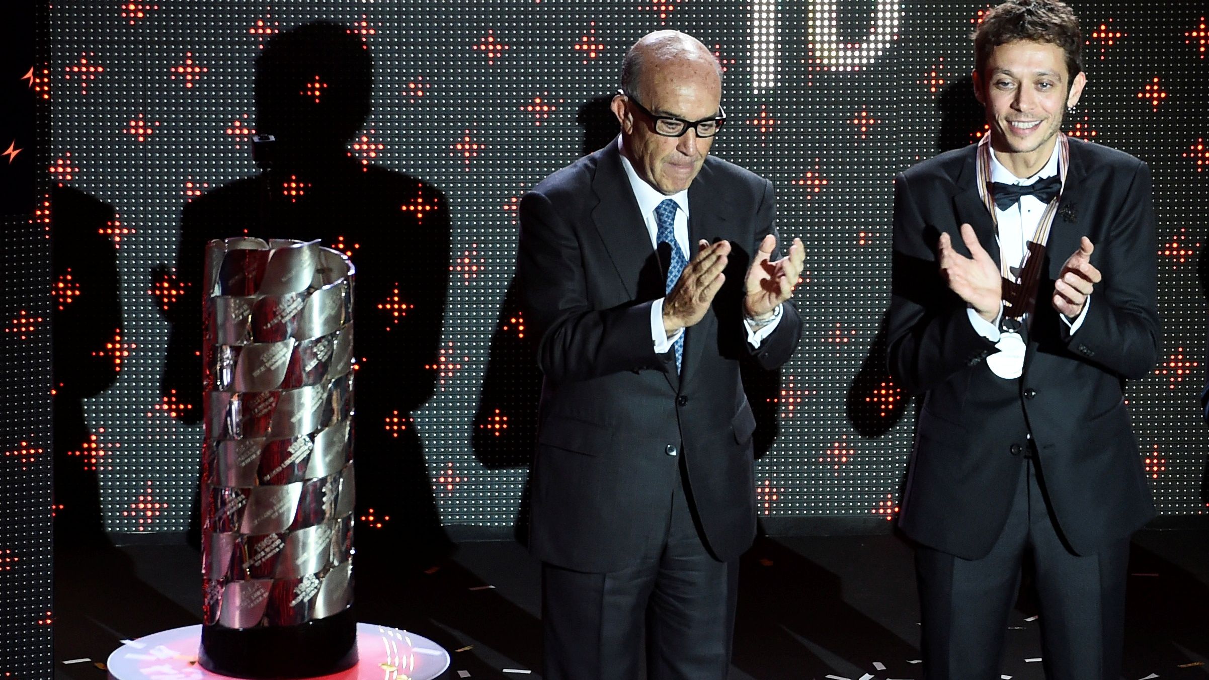 Valentino Rossi y Carmelo Ezpeleta junto al trofeo de MotoGP