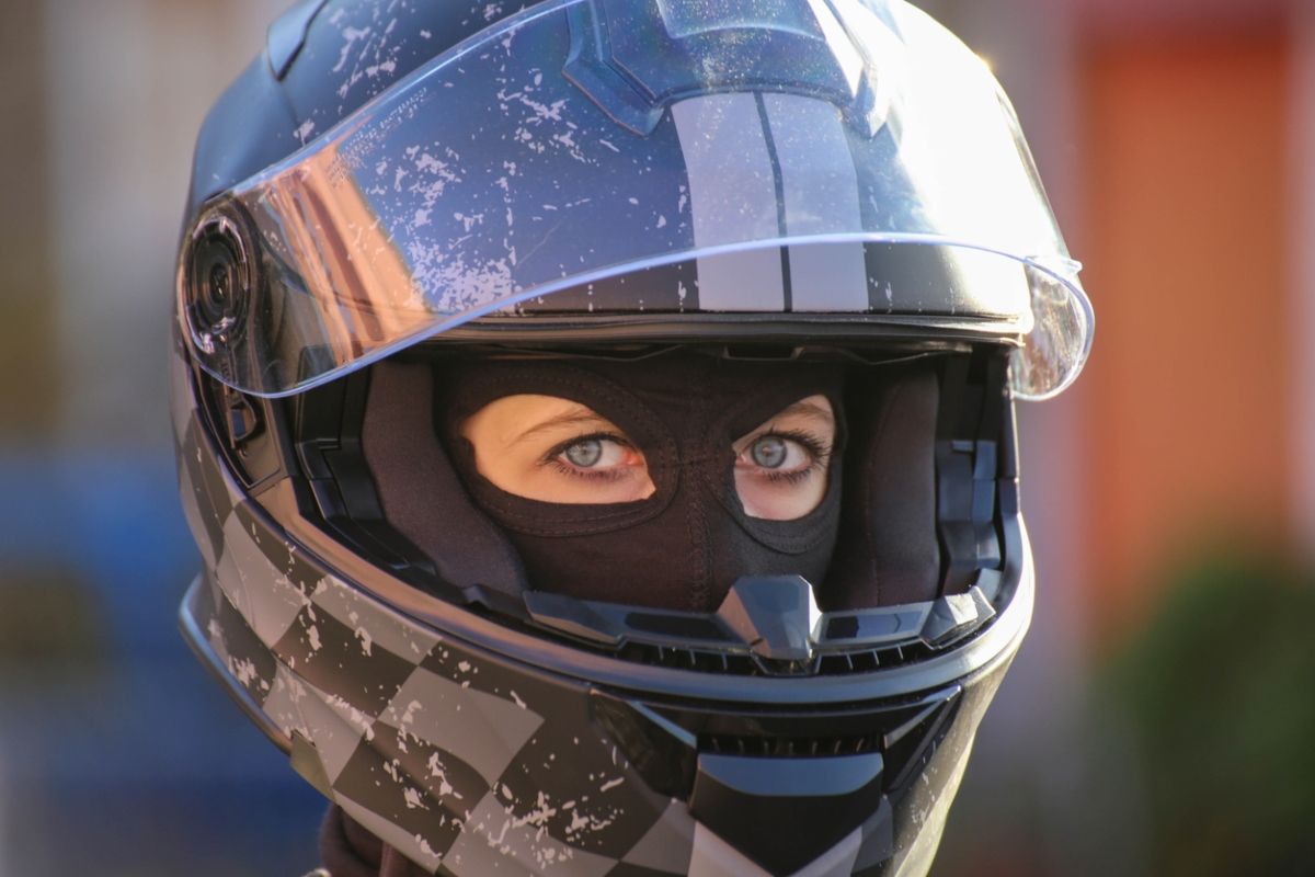 Piloto femenina con casco. Fuente: iStock / U. J. Alexander