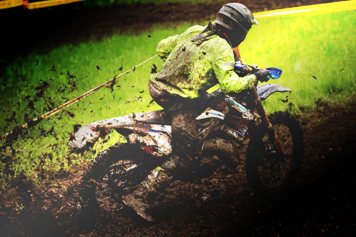 Piloto de off road sobre su moto en una competición. Fuente: iStock / PhotoMet
