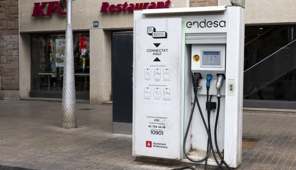 Punto de recarga en Barcelona. Fuente: iStock/Bulgnn Punto de recarga en Barcelona. Fuente: iStock/Bulgnn