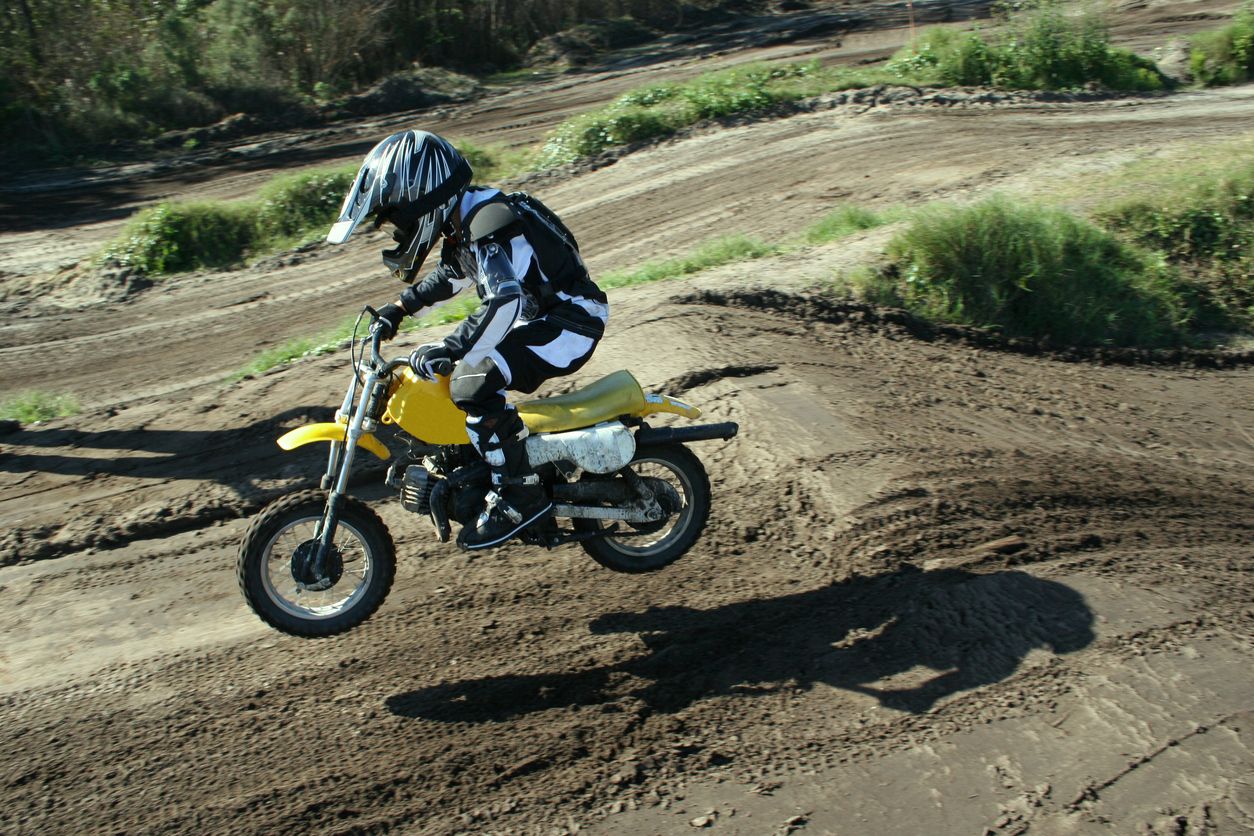 Un niño disfrutando de uno de los campamentos de motocross. Fuente: iStock/djjohn