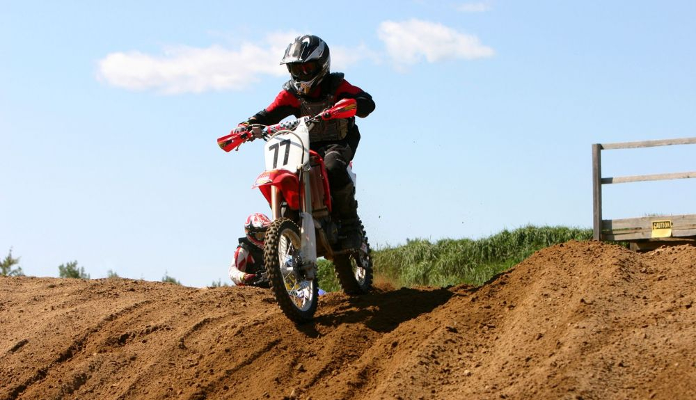 Joven piloto de motocross. Fuente: iStock/jpbcpa Joven piloto de motocross. Fuente: iStock/jpbcpa