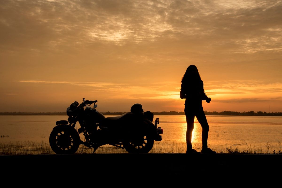 Una de las mujeres viajeras que van en moto. Fuente: iStock / howtogoto