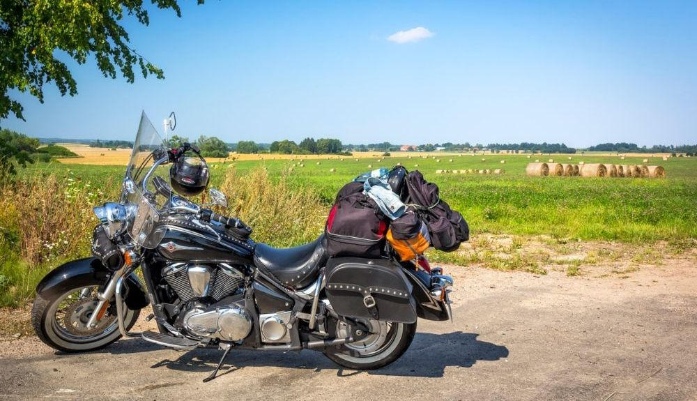 Moto con equipaje de una de las mujeres viajeras que van solas. Fuente: iStock / ewg3D Moto con equipaje de una de las mujeres viajeras que van solas. Fuente: iStock / ewg3D