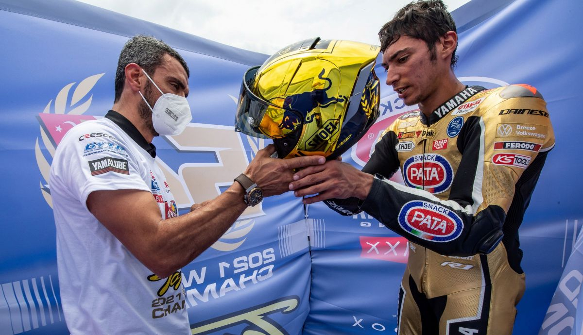 Toprak Razgatlioglu recibe el casco especial de campeón mundial de SBK 2021 de Kenan Sofuoglu Toprak Razgatlioglu recibe el casco especial de campeón mundial de SBK 2021 de Kenan Sofuoglu