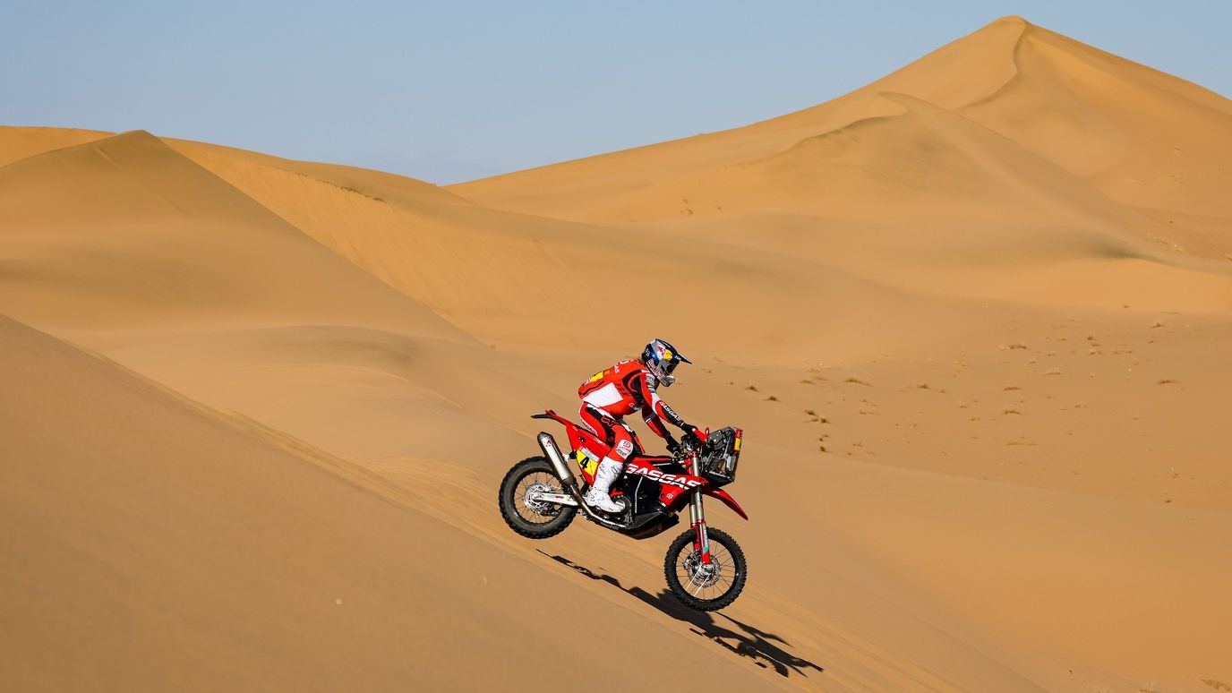 Daniel Sanders ha logrado la primera victoria en la historia de GasGas y lidera el Dakar 2022