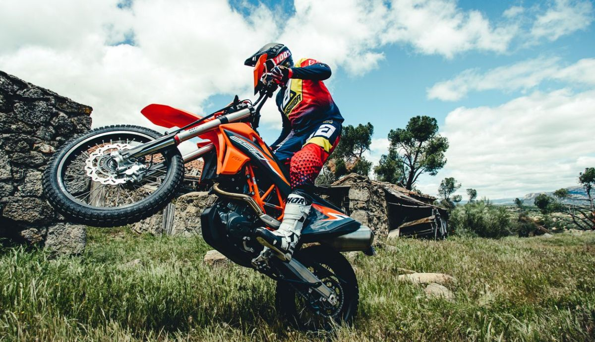 Comparativa trail-enduro: Husqvarna 701 Enduro y KTM 690 Enduro R Comparativa trail-enduro: Husqvarna 701 Enduro y KTM 690 Enduro R