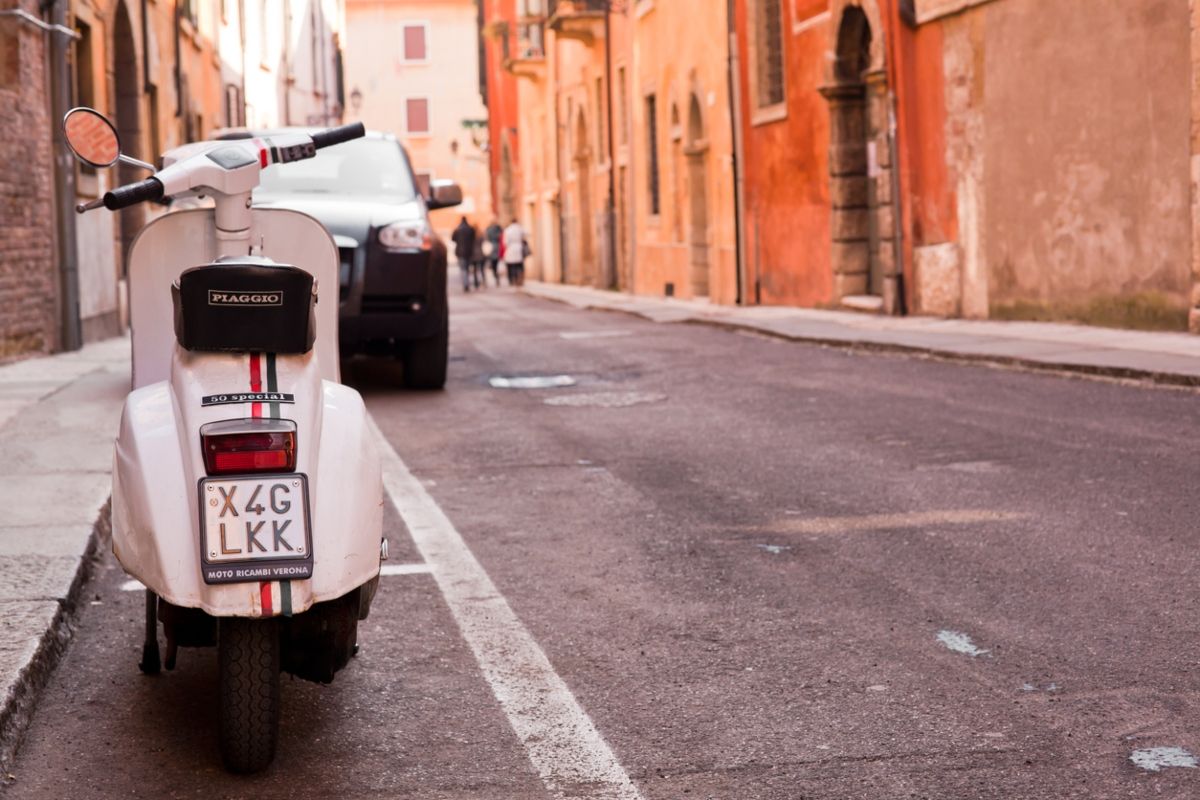 Una clásica moto Vespa por las calles de Verona. Fuente: iStock / zodebala