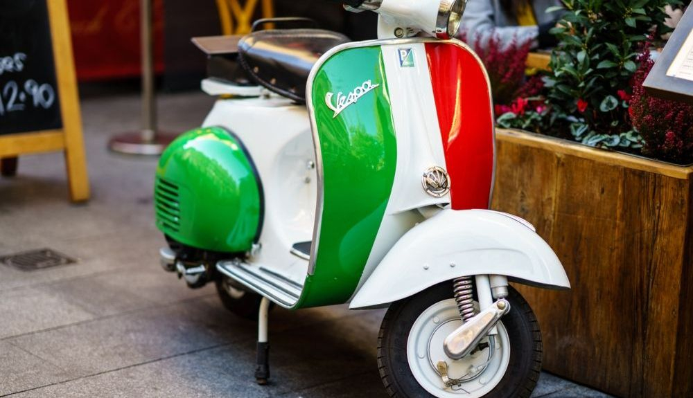 Un modelo Vespa vintage con los colores de su país de origen. Fuente: iStock / nrqemi Un modelo Vespa vintage con los colores de su país de origen. Fuente: iStock / nrqemi