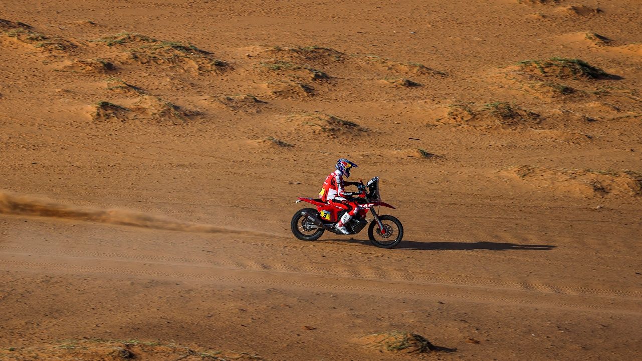 Sam Sunderland recupera el liderato del Dakar 2022 tras ganar la octava etapa