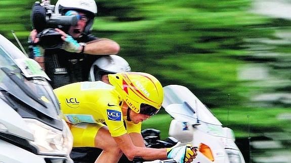 Las motos de enlace en las vueltas ciclistas se asocian.