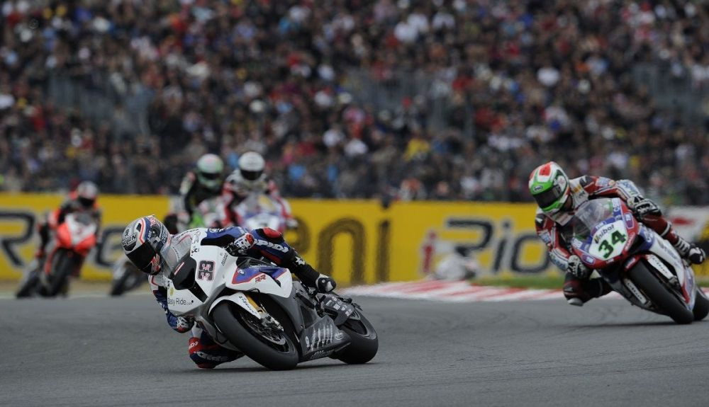 Marco Melandri pilotando para BMW. Fuente: Gold & Goose.