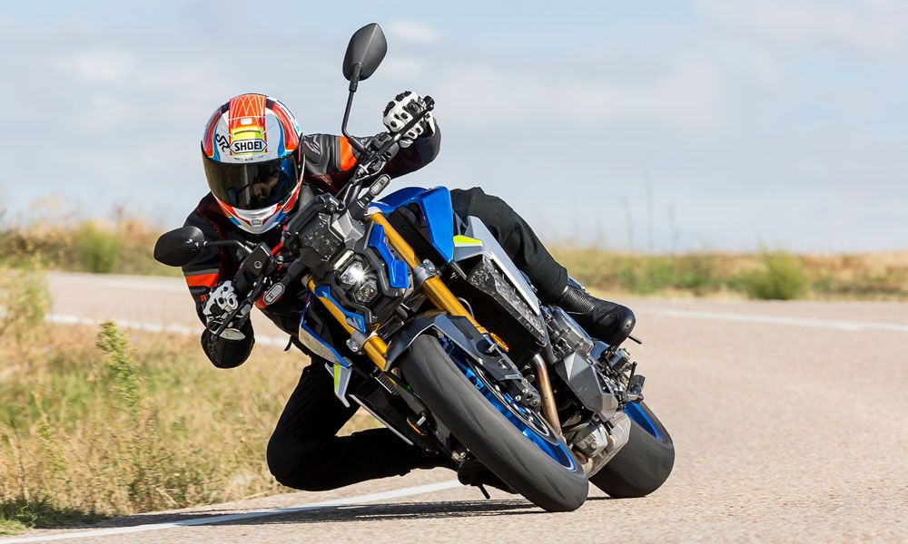 En carretera la GSX-S1000 es una moto divertida y que no resulta exigente con el piloto, así que te permite concentrarte en la conducción.