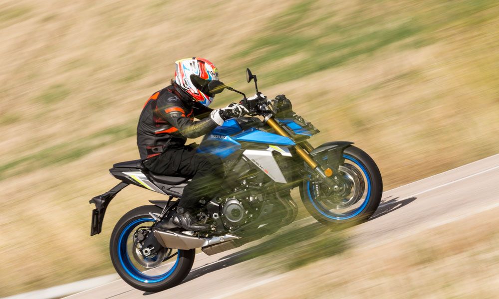 Suzuki GSX-S1000: El colín es un poco más compacto en esta versión, con un asiento de reducidas dimensiones para el pasajero y la ausencia de asas para agarrarse.