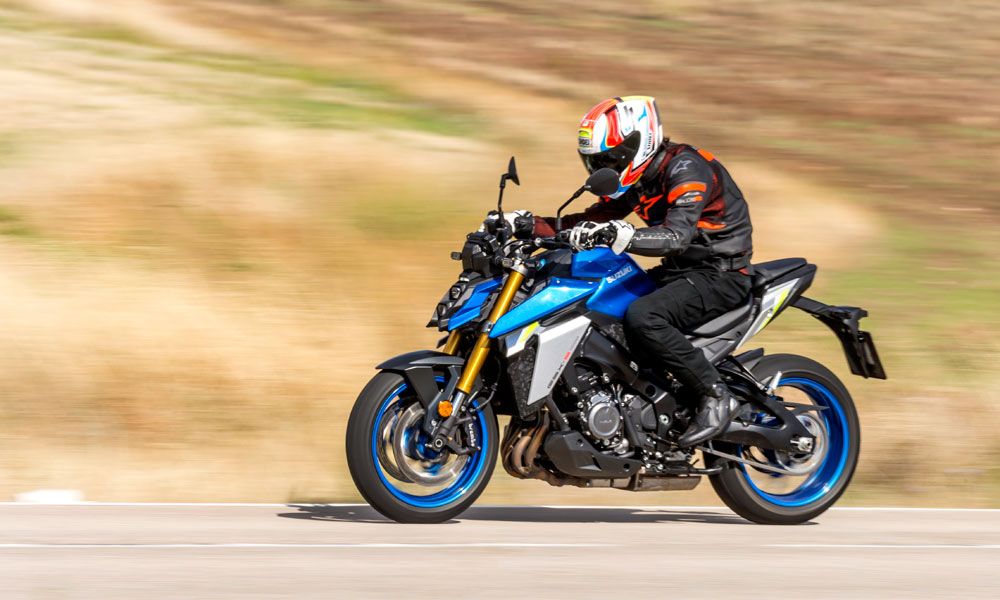 Suzuki GSX-S1000: La electrónica se pone al día con el sistema S.I.R.S. que incluye ayudas a la conducción como el control de tracción o el asistente de arranque.