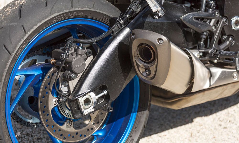 Suzuki GSX-S1000: El escape es nuevo y cuenta con doble catalizador