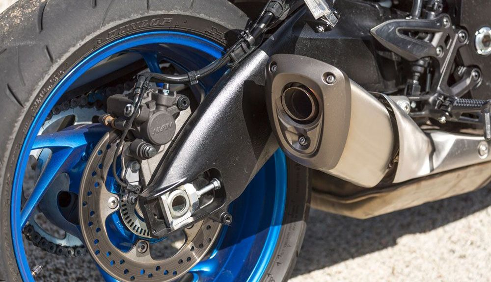 Suzuki GSX-S1000: El escape es nuevo y cuenta con doble catalizador Suzuki GSX-S1000: El escape es nuevo y cuenta con doble catalizador