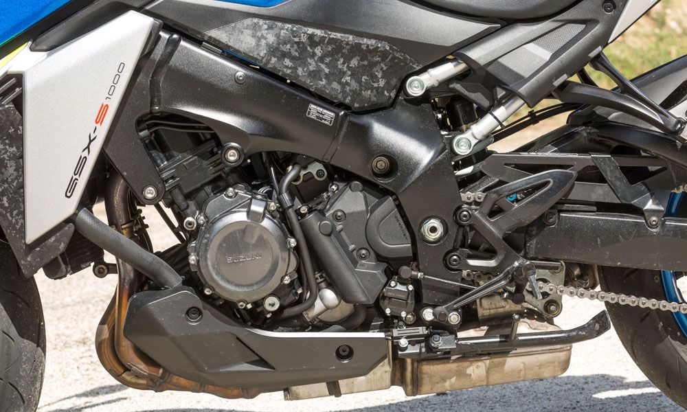Suzuki GSX-S1000: La base de la moto se mantiene inalterada con respecto al modelo que se presentó en 2015, pero el motor ha recibido nuevas piezas para ponerse al día y cumplir la Euro 5