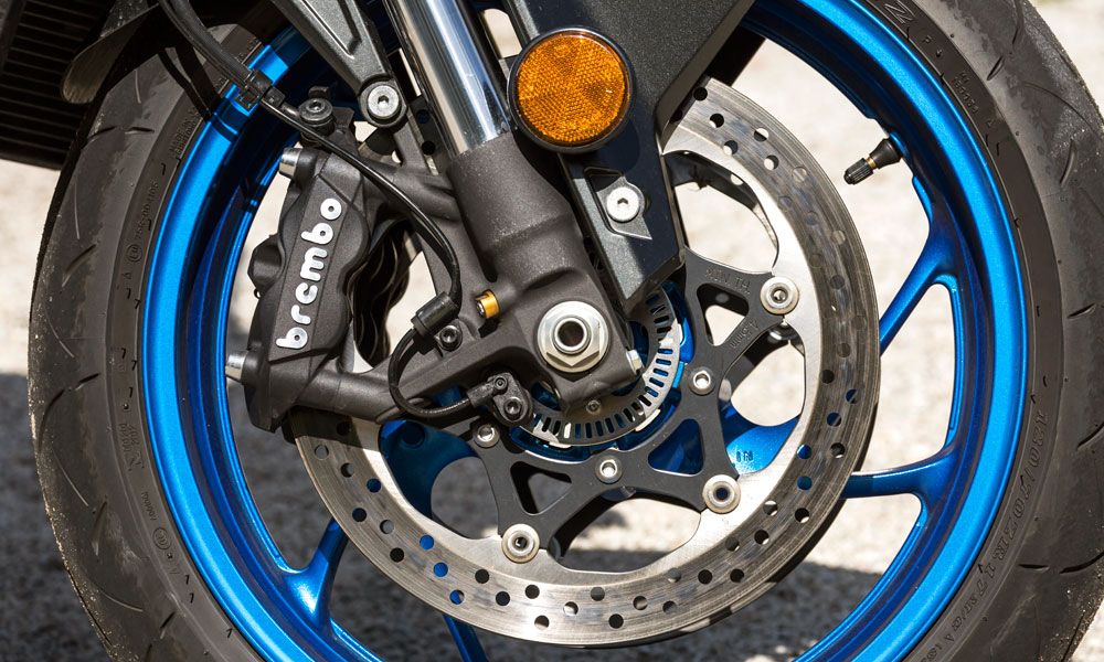 Suzuki GSX-S1000: Destacan las pinzas de freno Brembo monobloque de cuatro pistones y anclaje radial.