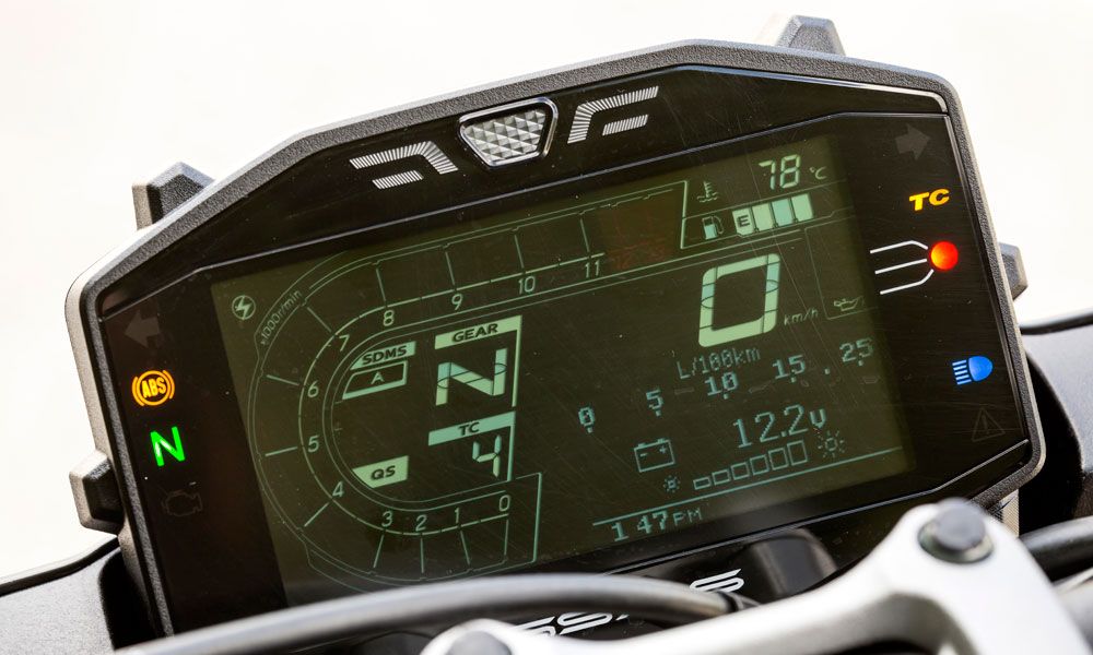 Suzuki GSX-S1000: La instrumentación digital LCD da un salto con respecto a la versión anterior y ofrece toda la información necesaria