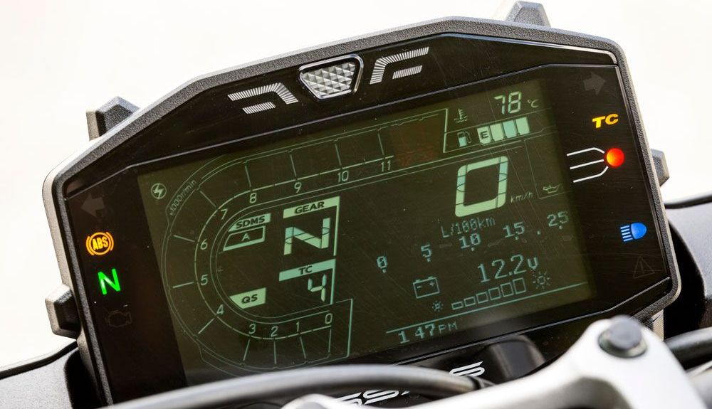 Suzuki GSX-S1000: La instrumentación digital LCD da un salto con respecto a la versión anterior y ofrece toda la información necesaria Suzuki GSX-S1000: La instrumentación digital LCD da un salto con respecto a la versión anterior y ofrece toda la información necesaria