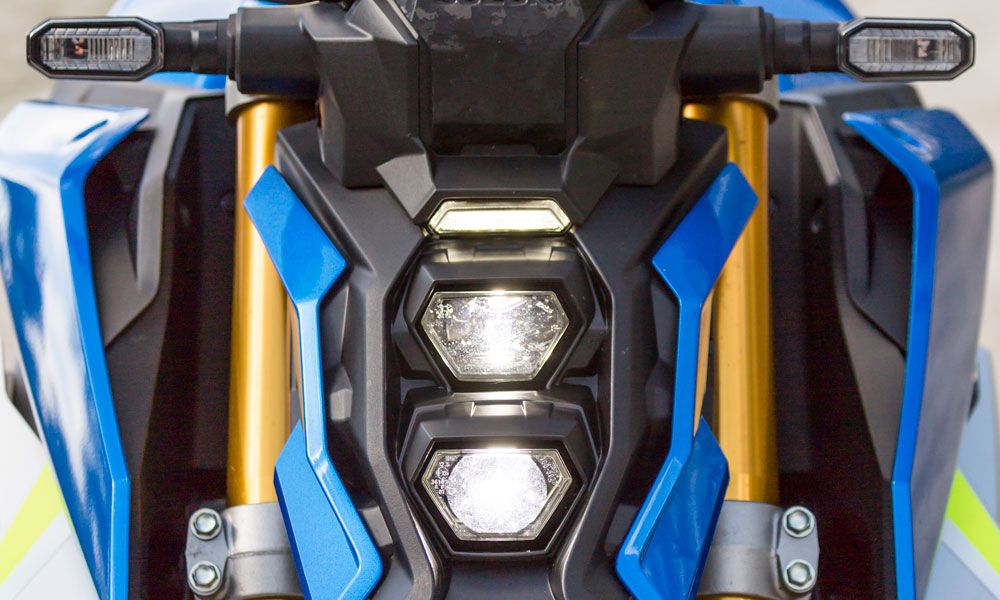 Suzuki GSX-S1000: Uno de los puntos distintivos de la GSX-S1000 2021 es el agresivo frontal con un faro de dos ópticas de led superpuestas, que le da un "look" mucho más moderno.
