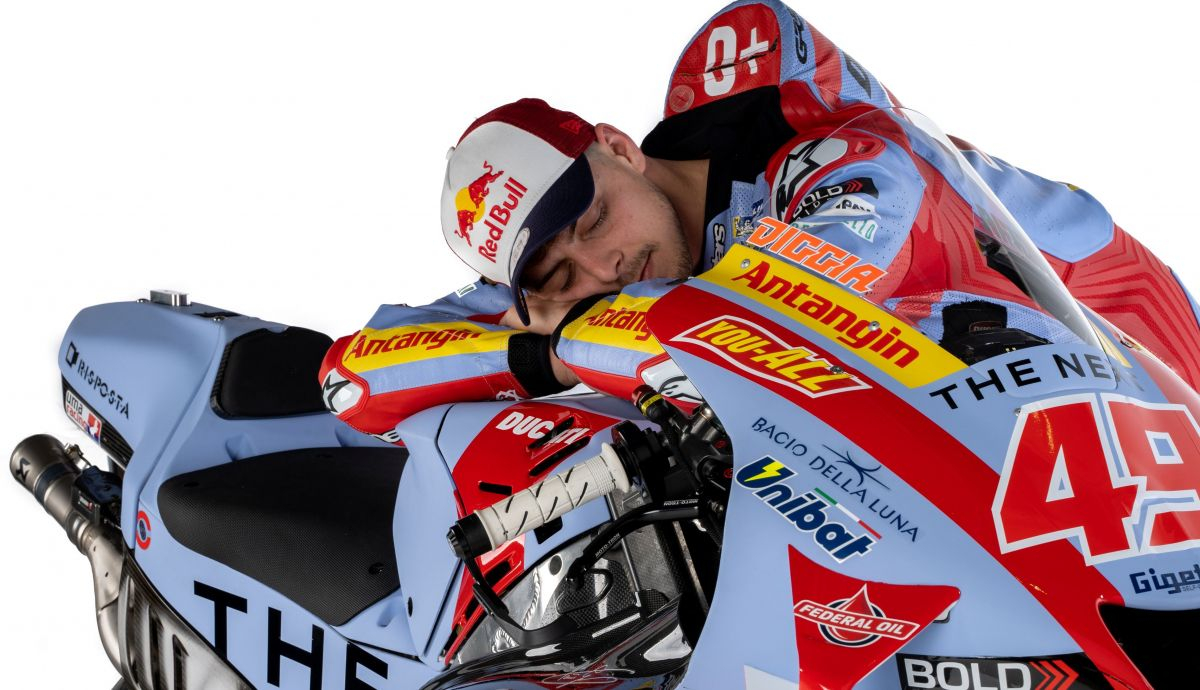 Fabio Di Giannantonio junto a su Ducati Desmosedici GP21 del Gresini Racing para MotoGP 2022