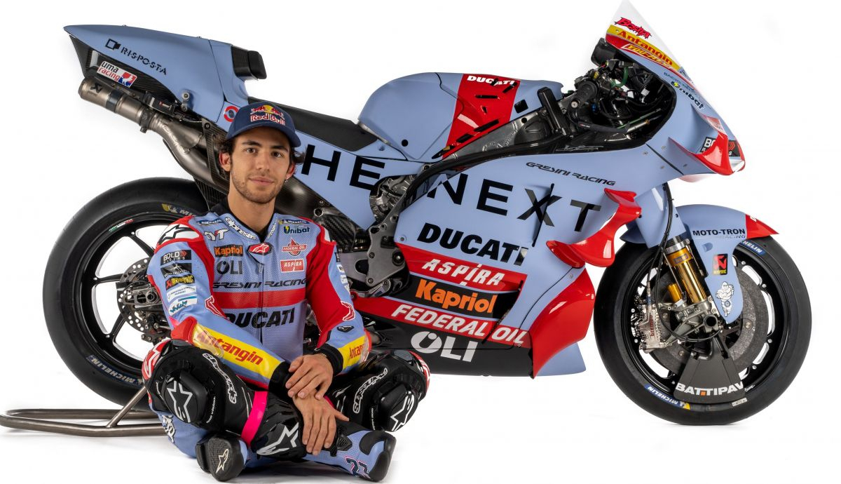 Enea Bastianini  junto a su Ducati Desmosedici GP21 del Gresini Racing para MotoGP 2022
