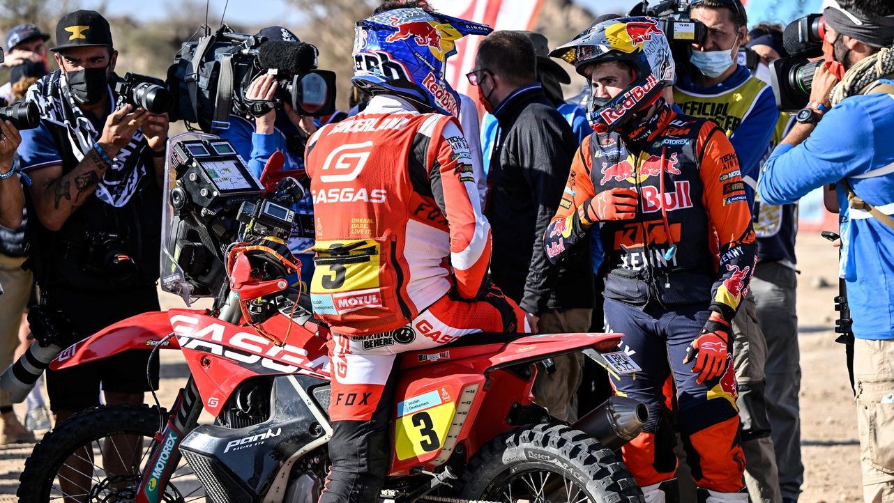 Sam Sunderland tras ganar el Dakar 2022 junto al anterior ganador, Kevin Benavides