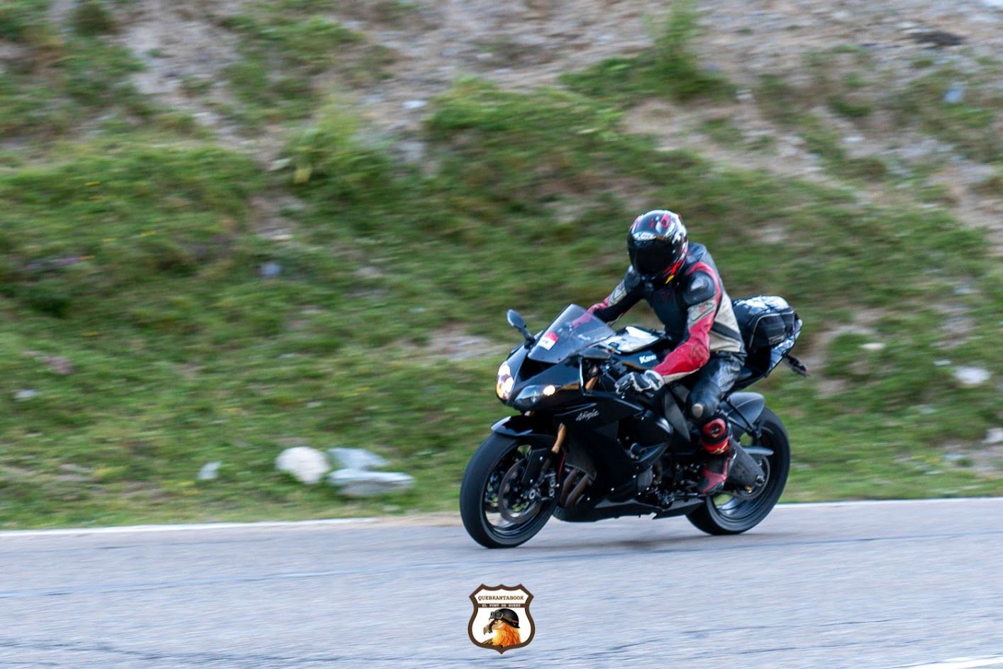 Una moto participando en Quebrantabook 2021, una de las concentraciones para 2022. Fuente: QUEBRANTABOOK