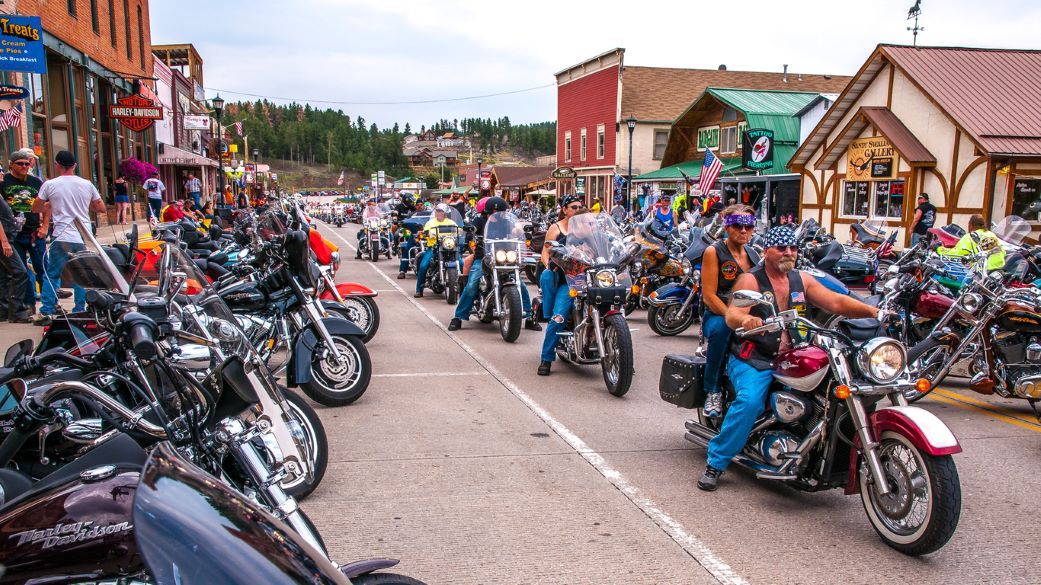 Moteros en Sturgis, una de las concentraciones más importantes del mundo. Fuente iStock/William Krumpelman