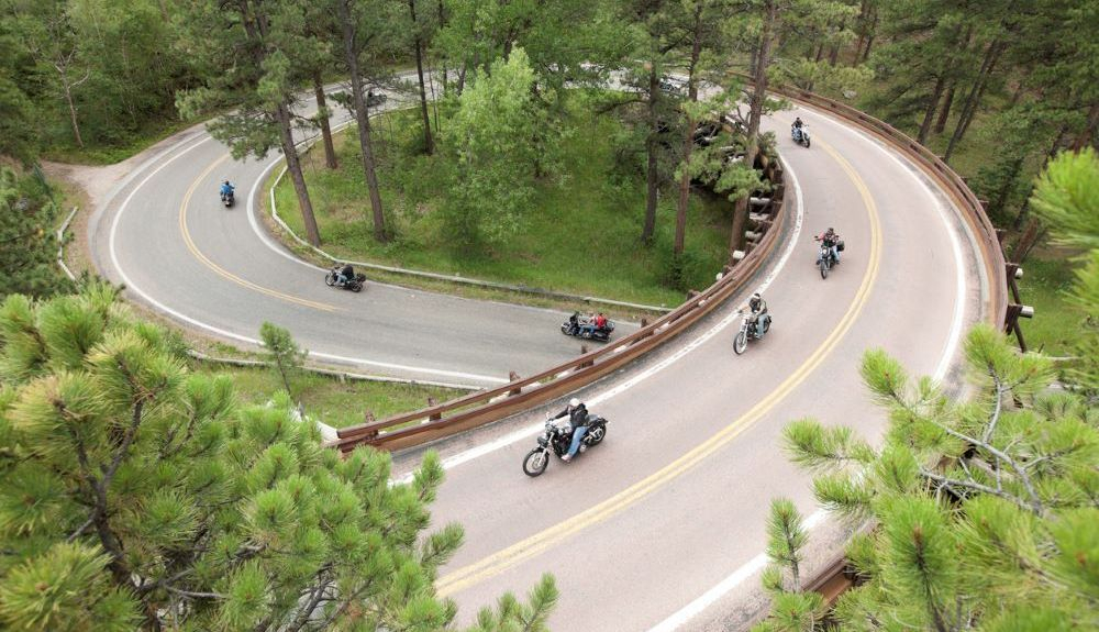 Motoristas en alrededores de Sturgis. Fuente: iStock/jameslee999