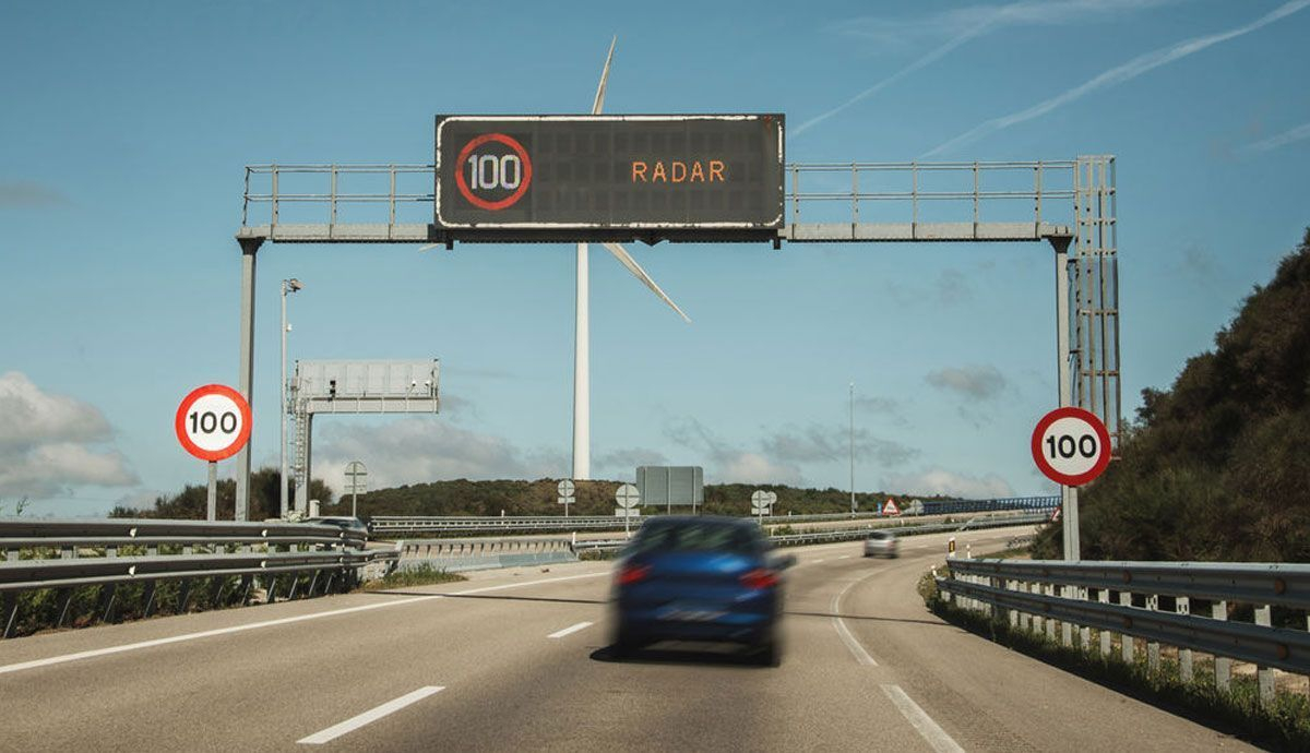 El tipo de radar que prioriza la DGT para controlar la velocidad de los conductores españoles. Foto: iStock. El tipo de radar que prioriza la DGT para controlar la velocidad de los conductores españoles. Foto: iStock.