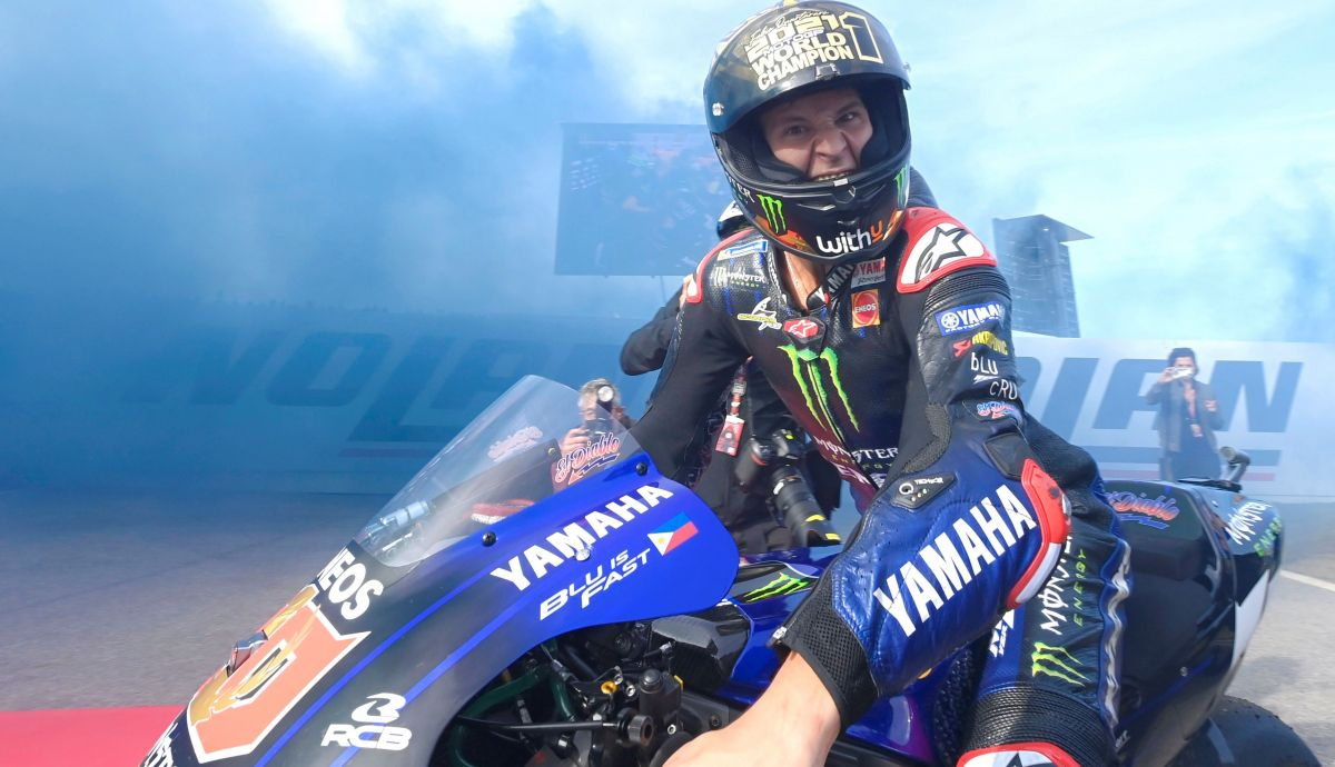 Fabio Quartararo sobre su Yamaha tras proclamarse campeón de MotoGP 2021 Fabio Quartararo sobre su Yamaha tras proclamarse campeón de MotoGP 2021