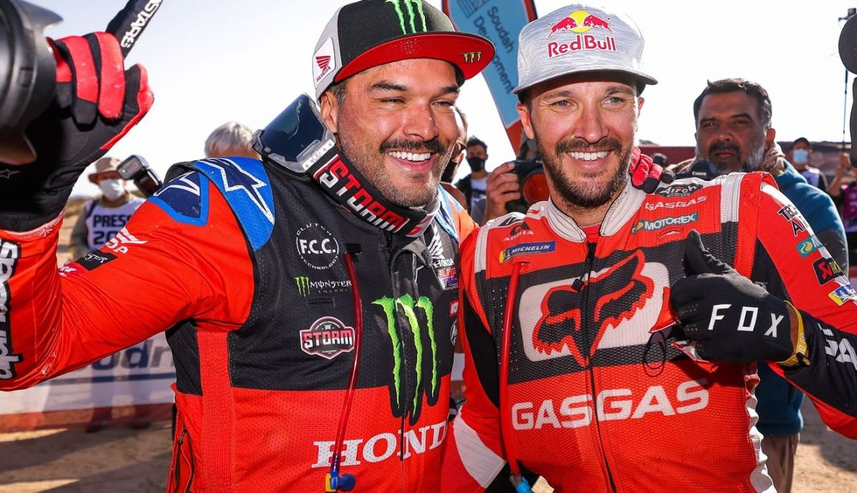 Pablo Quintanilla junto a Sam Sunderland al final del Dakar 2022