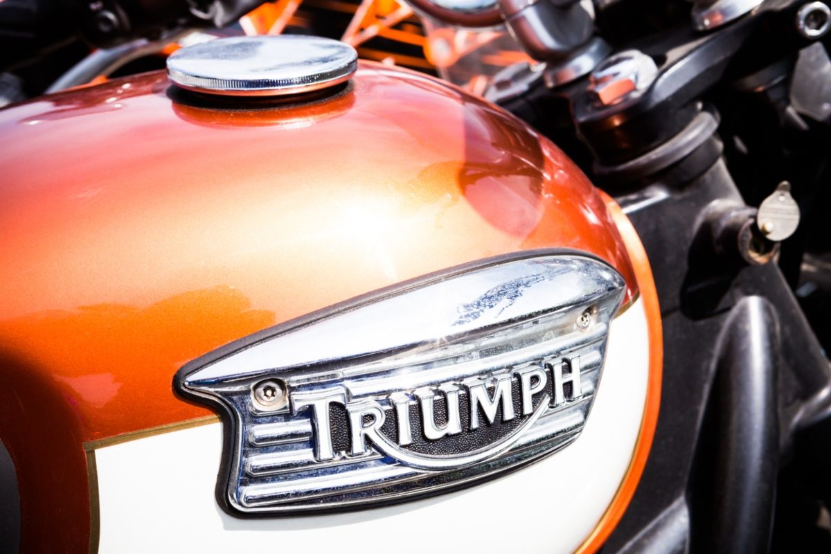 Detalle del logo de la marca Triumph. Fuente: iStock / gianlucabartoli