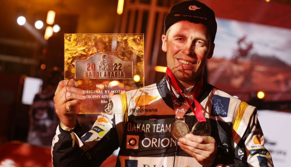 Arunas Gelazninkas con el trofeo de ganador Original del Dakar 2022 Arunas Gelazninkas con el trofeo de ganador Original del Dakar 2022