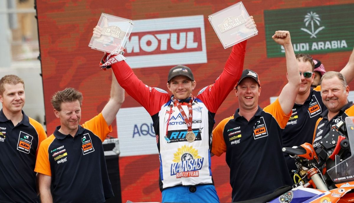 Mason Klein con los trofeos de ganador de Rally2 y de mejor rookie del Dakar 2022 Mason Klein con los trofeos de ganador de Rally2 y de mejor rookie del Dakar 2022