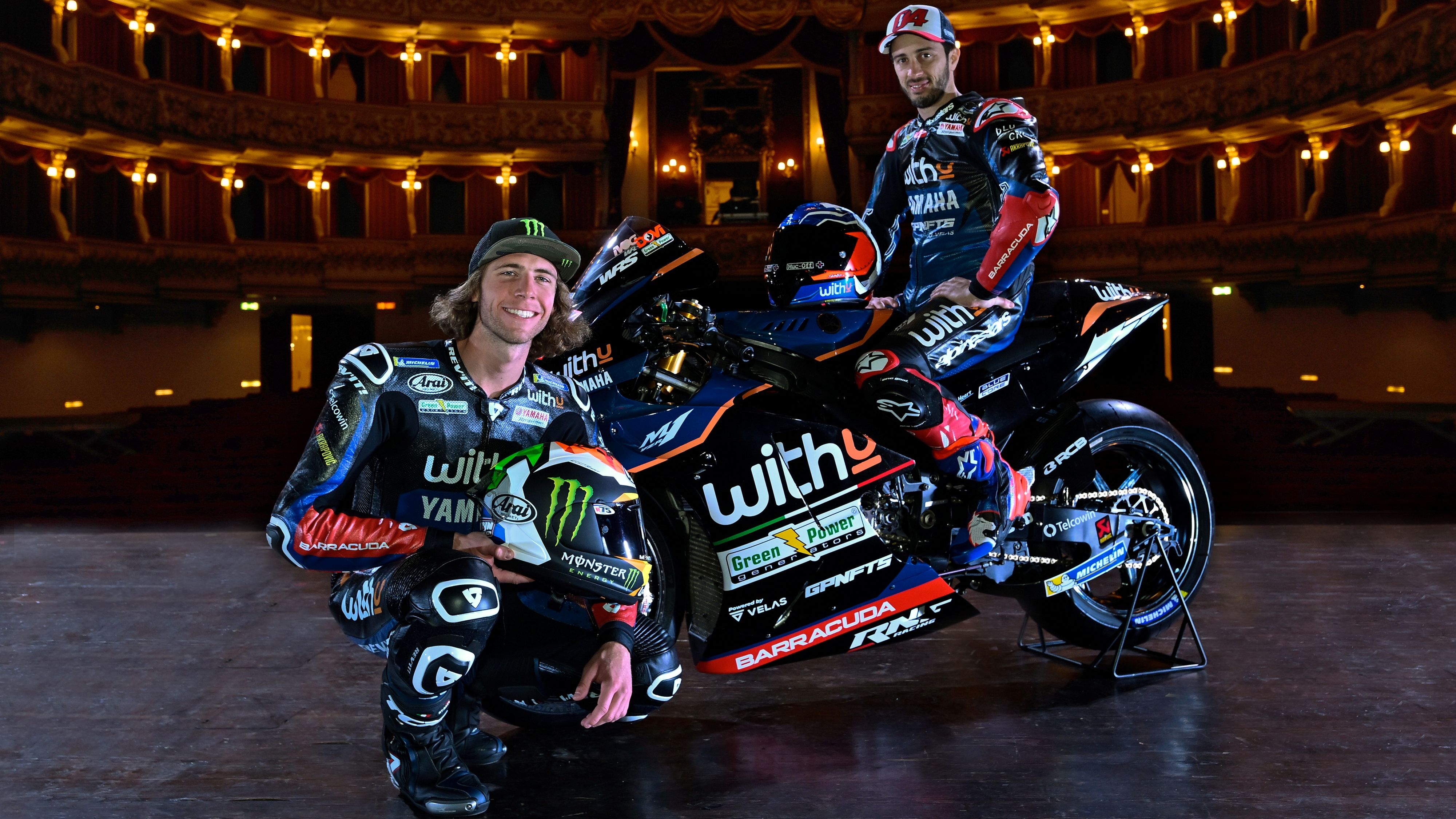 Darryn Binder y Andrea Dovizioso junto a la YZR M1 que llevarán con el WithU RNF Yamaha en MotoGP 2022
