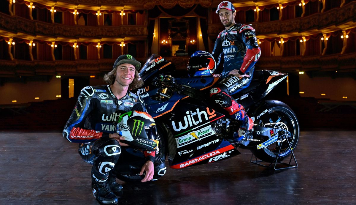 Darryn Binder y Andrea Dovizioso junto a la YZR M1 que llevarán con el WithU RNF Yamaha en MotoGP 2022