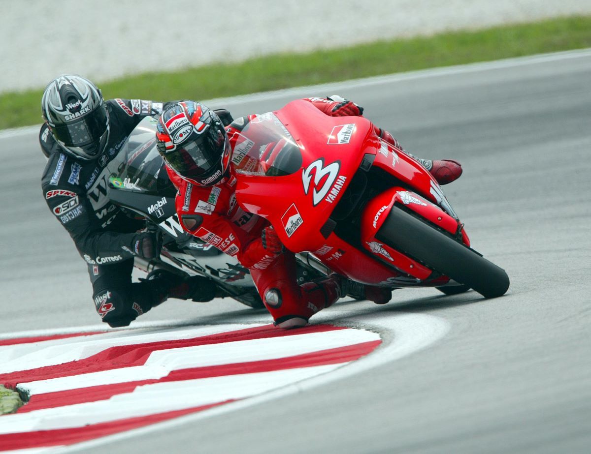 Max Biaggi por delante de Álex Barros en Malasia. Fuente: Gold & Goose
