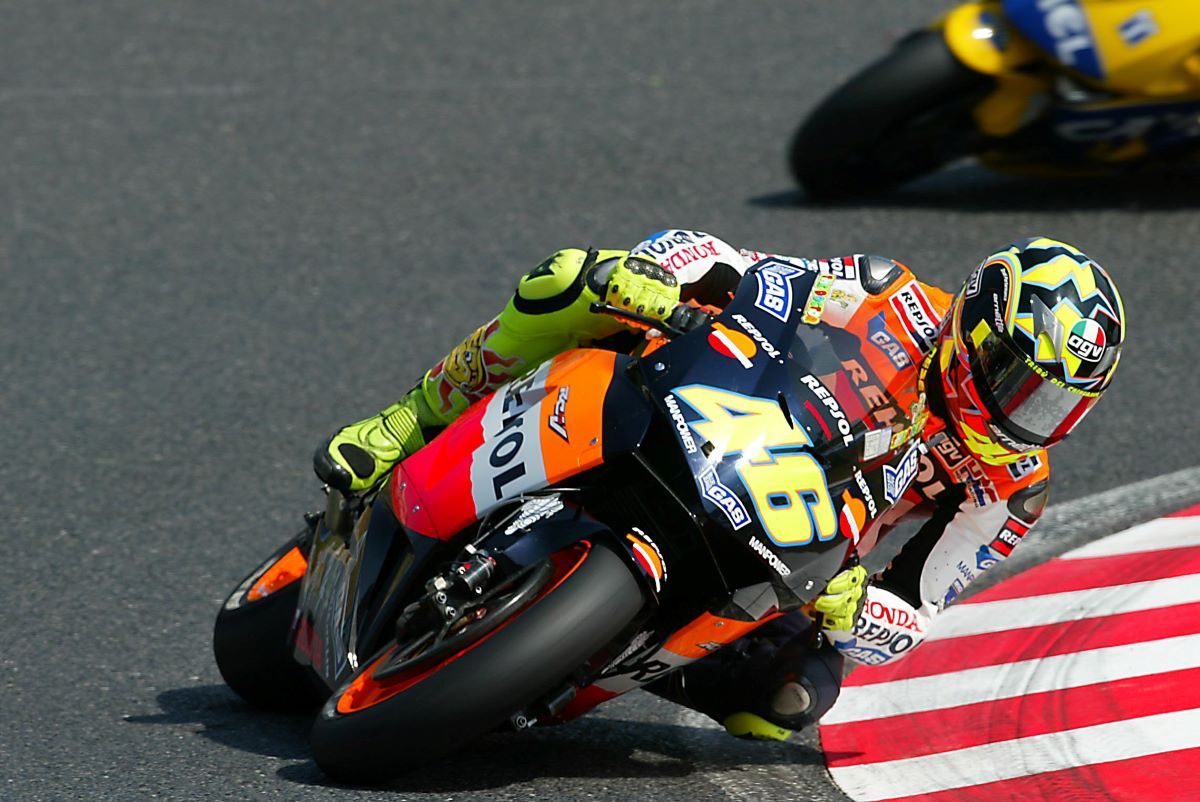 Valentino Rossi en Japón en la temporada de MotoGP 2003. Fuente: Gold & Goose