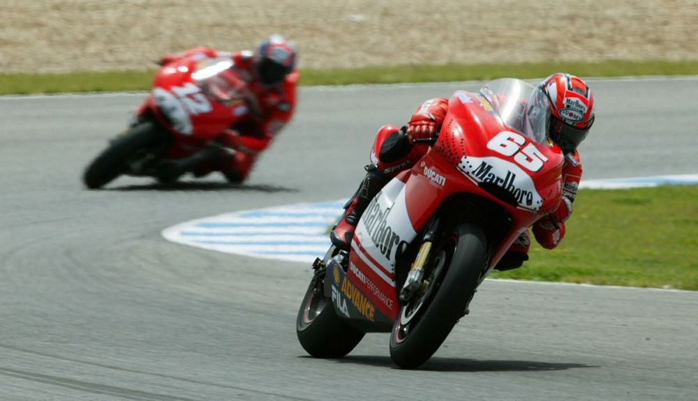 Capirossi y Bayliss pilotaron las primeras Ducati en MotoGP. Fuente: Gold & Goose Capirossi y Bayliss pilotaron las primeras Ducati en MotoGP. Fuente: Gold & Goose