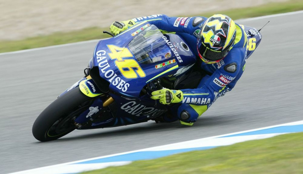 Rossi devolvió a la Yamaha a lo más alto en la temporada de MotoGP 2004. Fuente: Gold & Goose Rossi devolvió a la Yamaha a lo más alto en la temporada de MotoGP 2004. Fuente: Gold & Goose