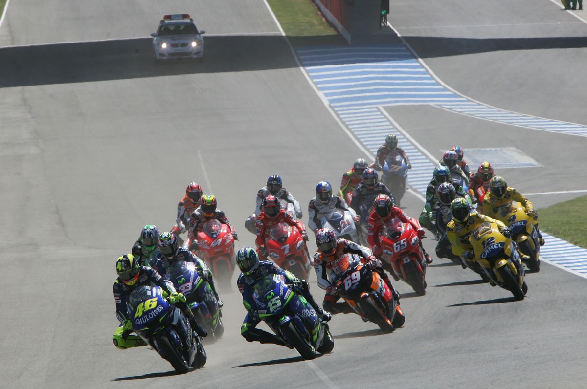 Rossi al frente, muy habitual en la temporada de MotoGP 2005. Fuente: Gold & Goose