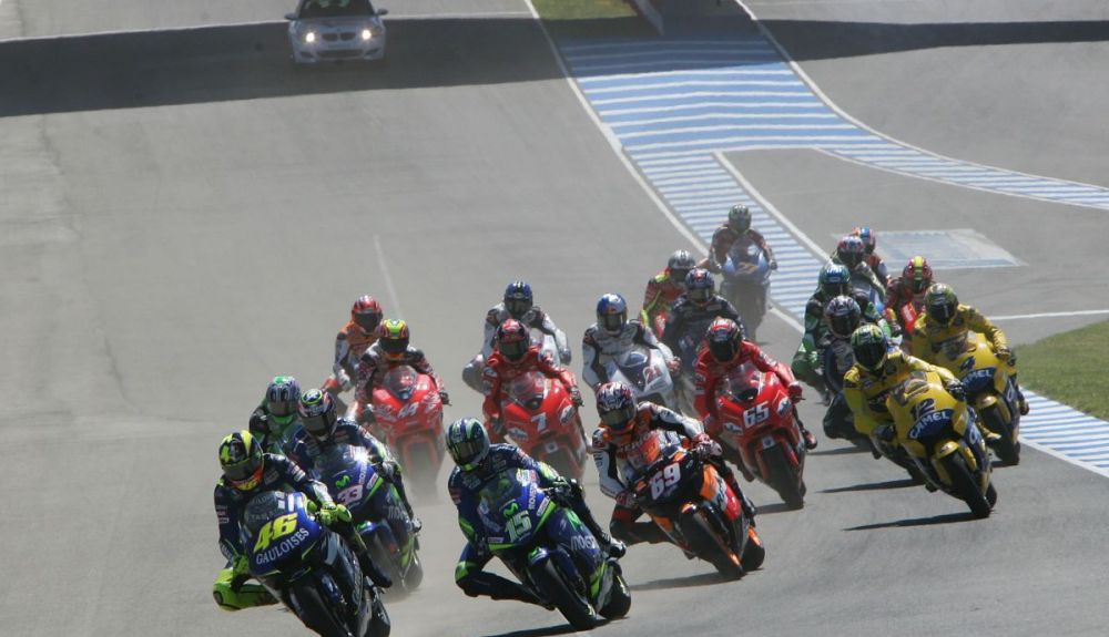 Rossi al frente, muy habitual en la temporada de MotoGP 2005. Fuente: Gold & Goose Rossi al frente, muy habitual en la temporada de MotoGP 2005. Fuente: Gold & Goose