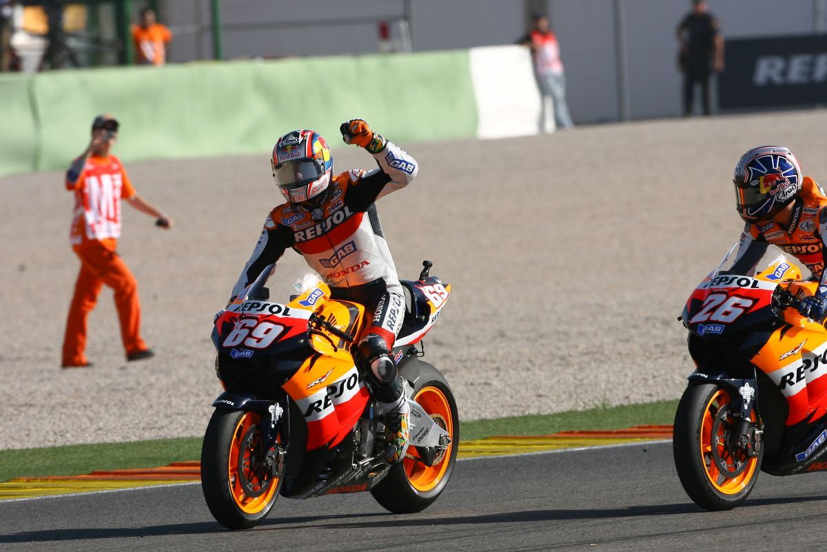 Hayden celebra su título junto a Pedrosa en la temporada de MotoGP 2006. Fuente: Gold & Goose