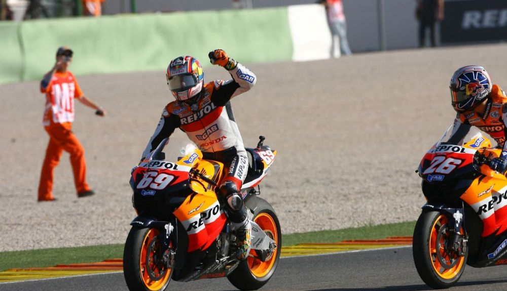 Hayden celebra su título junto a Pedrosa en la temporada de MotoGP 2006. Fuente: Gold & Goose